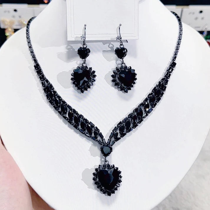 Conjunto de collar y pendientes de corazón brillante: con incrustaciones de cristal
